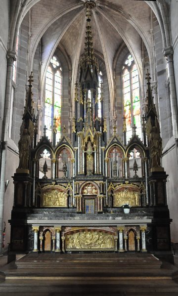 Le grand retable du XIXe siècle dans l'abside.