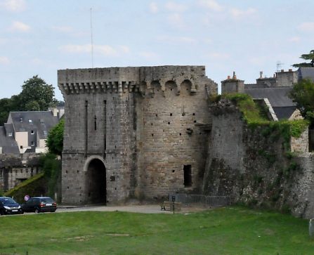 Porte Saint-Malo et les vestiges de la muraille