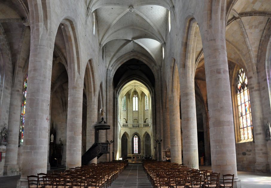 Vue d'ensemble de l'église Saint-Malo depuis l'entrée occidentale