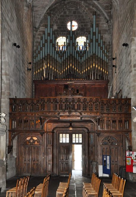 Le grand orgue de l'église dans le croisillon sud du transept