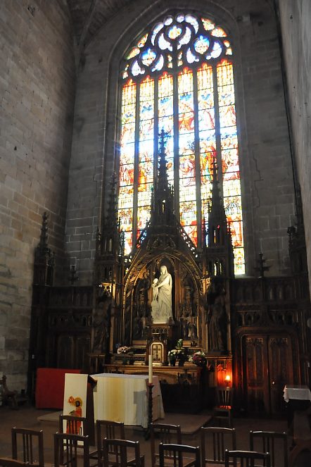 L'autel de la Vierge (XIXe siècle) dans le croisillon nord du transept