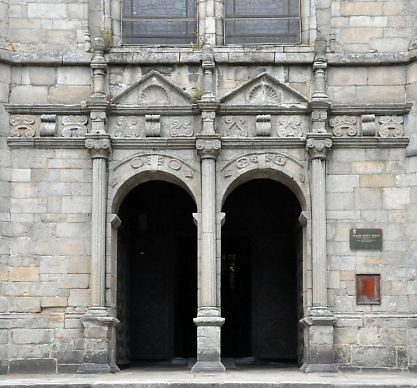 La double porte du croisillon sud sert d'entrée principale
