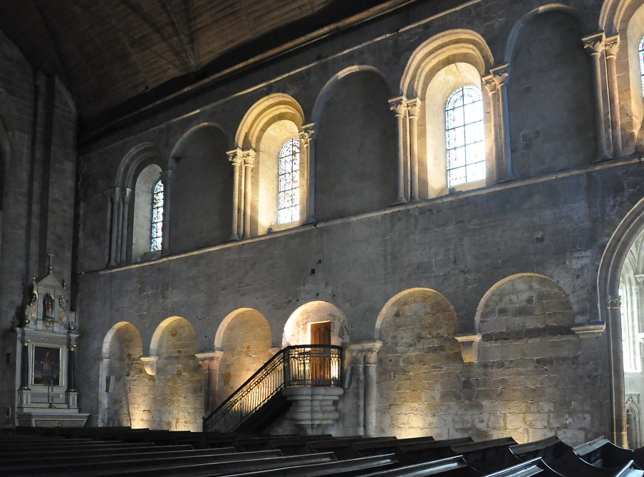 Le bas-côté sud de la nef remonte à l'époque romane