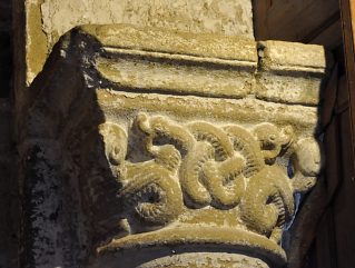 Chapiteau roman : un serpent monstrueux et ses entrelacs