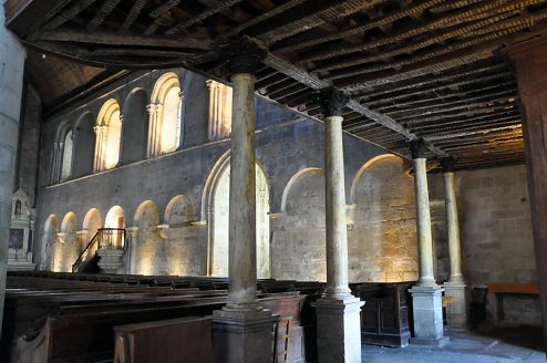 L'élévation sud de la nef vue du dessous de la tribune d'orgue