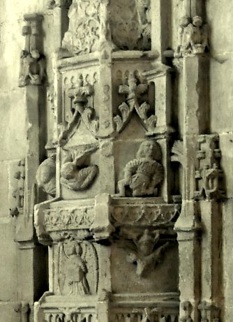 Piscine en gothique flamboyant de la chapelle rayonnante nord Saint-Augustin, détail