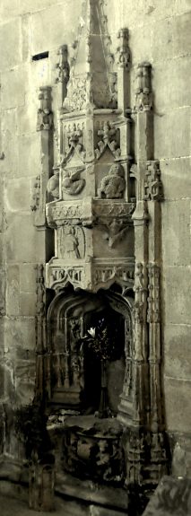 Piscine en gothique flamboyant de la chapelle rayonnante nord Saint-Augustin