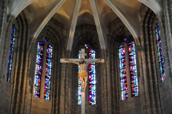 Le Christ en croix au-dessus du maître-autel devant une verrière moderne