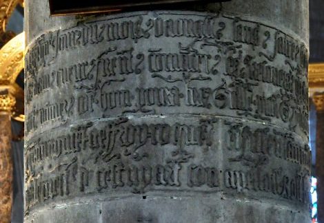 Inscription sur une pile du chœur relatant le début de la construction du chœur