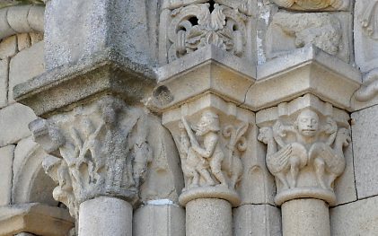 Chapiteaux romans sur la façade occidentale