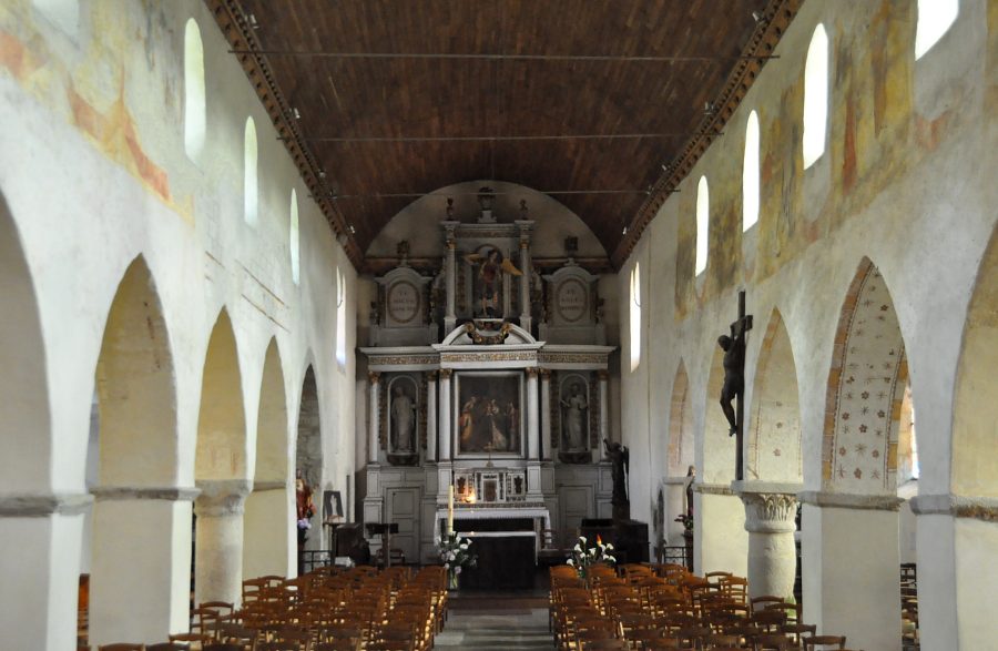Vue d'ensemble de la nef et du chœur de l'église Saint-Pierre.
