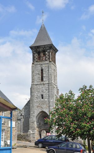La tour du XVIe siècle et son clocher refait en 1974.