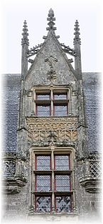 Lucarnes de style Renaissance sur la façade