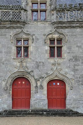 Portes et fenêtres sur la façade nord.