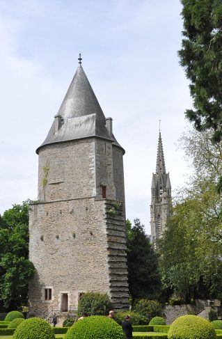 La «tour isolée» avec le clocher