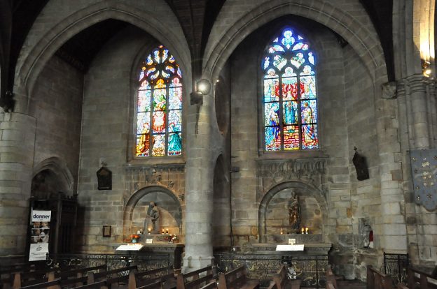 Le bas–côté nord avec les chapelles latérales Sainte–Anne et Saint–Joseph.