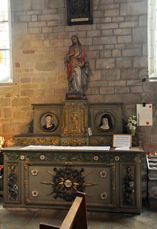 L'autel latéral du Sacré-Cœur dans le bas-côté  sud.