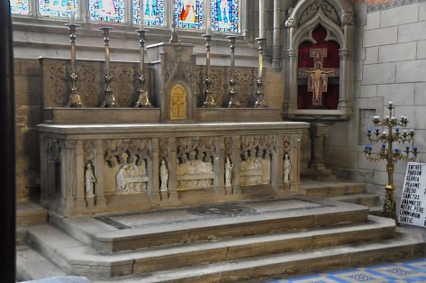 Le maître-autel, exécuté par l'atelier V. Hernot  de Lannion, date de 1885.