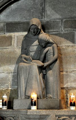 L'Éducation de la Vierge, statue contemporaine.