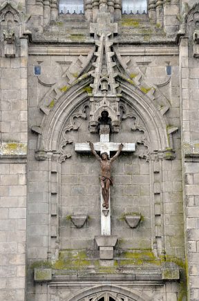 Christ en croix sur le clocher.