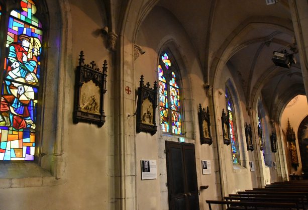 Le bas–côté gauche avec ses vitraux et les étapes du chemin de croix