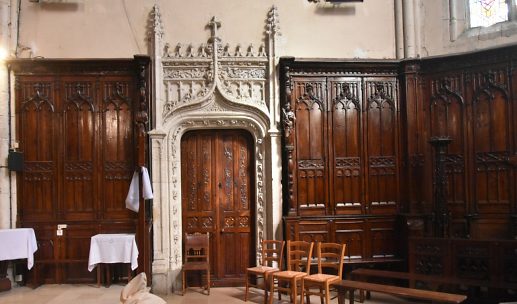 Porte néogothique et son environnement de boiseries dans le chœur