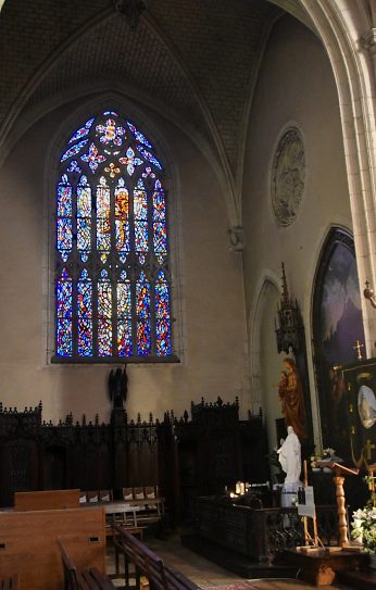 Le croisillon gauche du transept est illuminé par un grand vitrail mosaïque de l'atelier Mauméjean