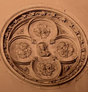 Médaillon à l'effigie de Marie dans le croisillon droit du transept