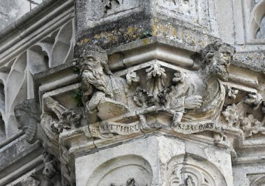 Chapiteau néogothique avec Jacques et Matthieu sur le pilier est du porche
