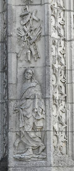 Saint Jean et les instruments de la Passion sur un pilier du porche