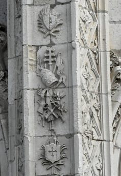 Le pilier ouest du porche est orné des symboles de la Papauté