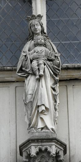 Statue de Notre-Dame de Bonne Nouvelle au-dessus du porche