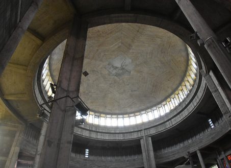 La coupole vue depuis le chœur. Elle a 24 mètres de diamètre et culmine à 26 mètres de haueur.
