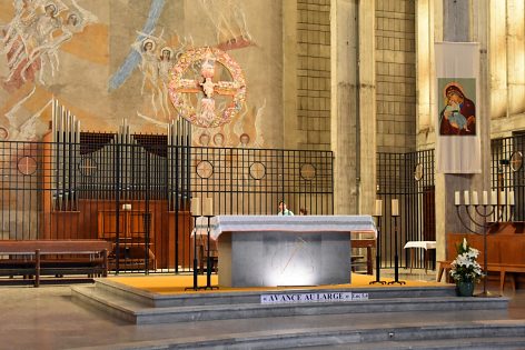 Le maître–autel au centre du sanctuaire, délimité par une grille.