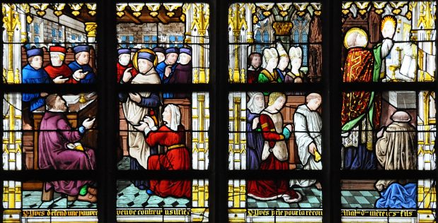 À gauche, saint Ÿves défend une pauvre veuve contre un usurier ; à droite, il prie pour réconcilier une mère et ses enfants.
