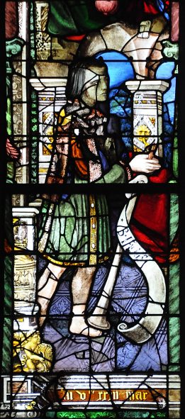 Saint Yves dans le registre inférieur du vitrail de la Pentecôte.