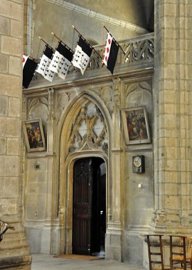 La porte de la sacristie est ornée de drapeaux bretons