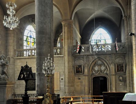 La sacristie et sa porte gothique font face au chœur