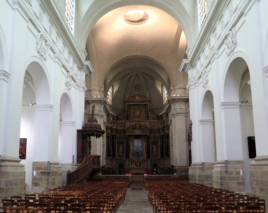 Vue d'ensemble de la nef et du chœur de l'église Toussaints