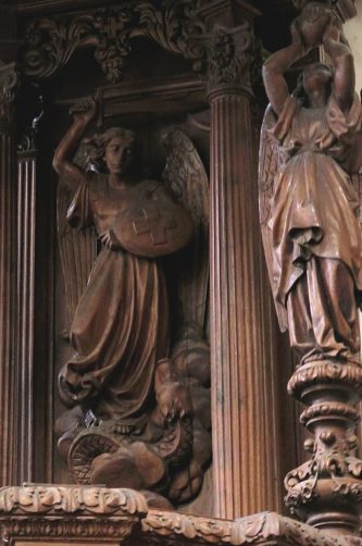 L'archange saint Michel sur le dosseret de la chaire à prêcher