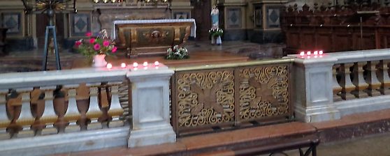 Un autel de communion à balustres ferme le chœur