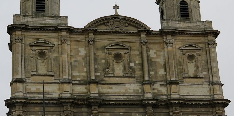 La partie supérieure de la façade de l'église est d'ordre corinthien