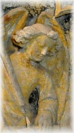 L'archange Michel dans un fragment du tombeau de Guy X de Laval