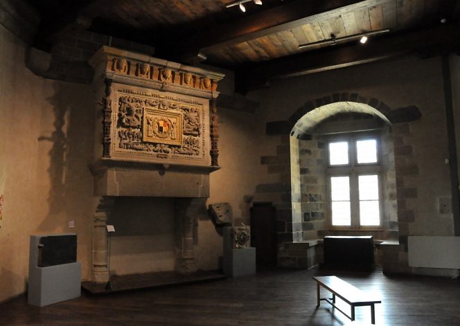 Salle du château de Vitré avec cheminée Renaissance, 1583