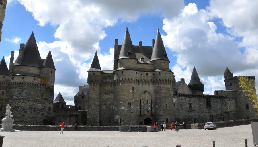 Le Châtelet et la tour Saint–Laurent vus depuis la place du château