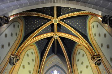 La voûte peinte étoilée de la chapelle absidiale sud