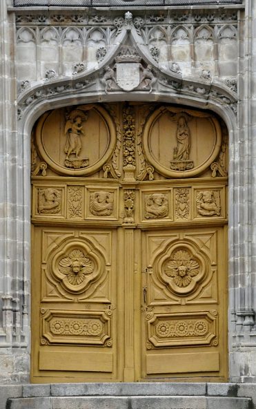 La «porte du milieu» et ses bas–reliefs en bois du XVIIe siècle