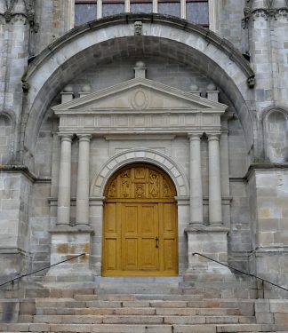 La porte d'en-Bas au milieu de la façade occidentale