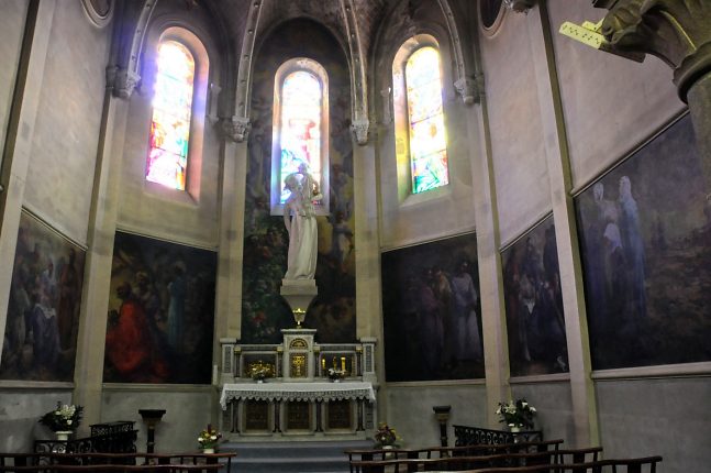 La chapelle d'axe est dédiée à Notre-Dame-de-Grâce