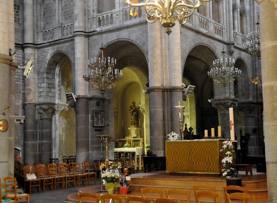 La croisée avec l'autel de messe et avec un vue sur une chapelle nord du déambulatoire